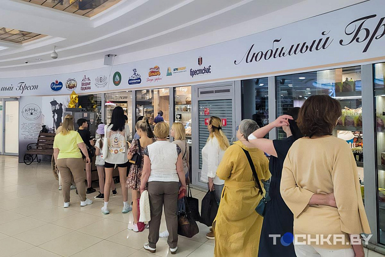 В центре Минска заметили огромную очередь за мороженым