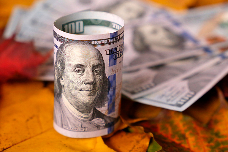 Курс доллара продолжил снижение после выходных, а другие валюты подорожали