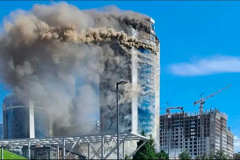 Пожар в Астане: небоскреб вспыхнул как свеча – тревожное видео