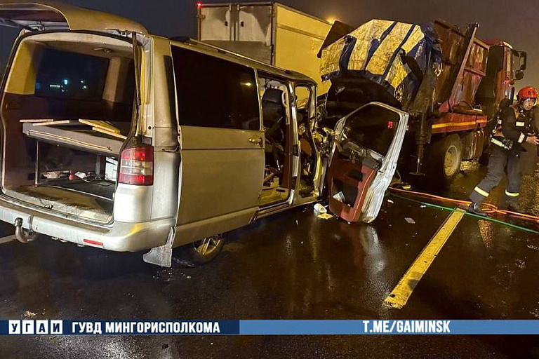 Жесткое ДТП на МКАД: микроавтобус врезался в грузовик, есть пострадавшие