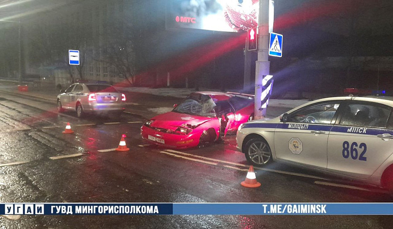 Получил права два месяца назад: Ford врезался в столб в центре Минска