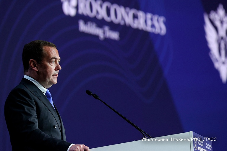 Медведев: у Японии не будет ни нефти, ни газа из России
