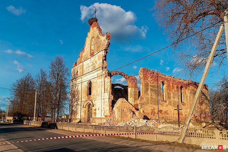 Костел в Зембине, готовый рухнуть, законсервировали