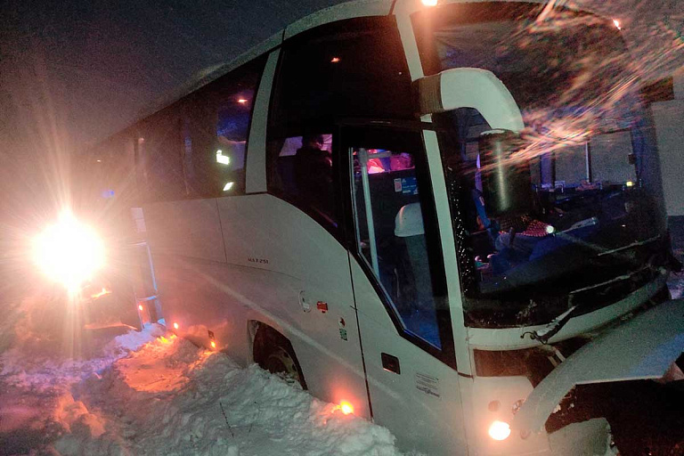 Автобус с детьми вылетел с дороги под Слонимом – понадобилась помощь МЧС
