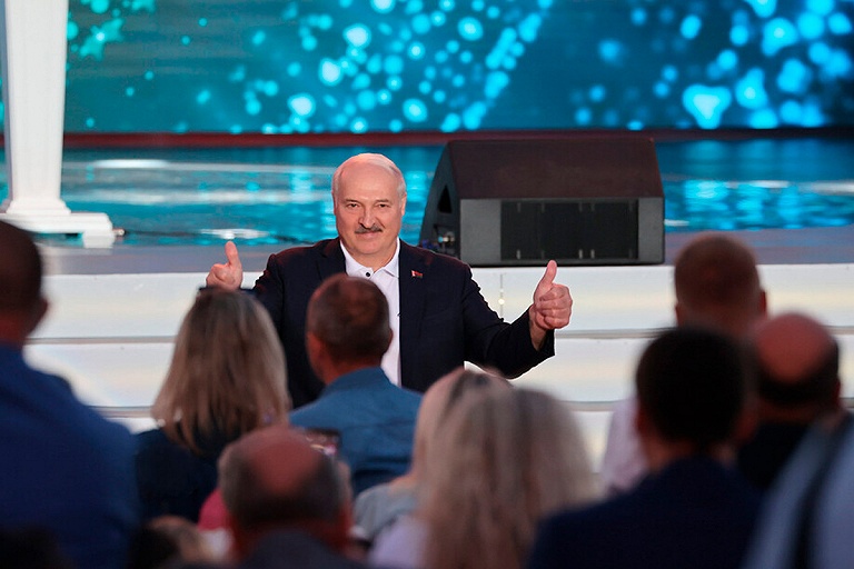 "Любите близких и Беларусь": Лукашенко выступил на празднике в Александрии