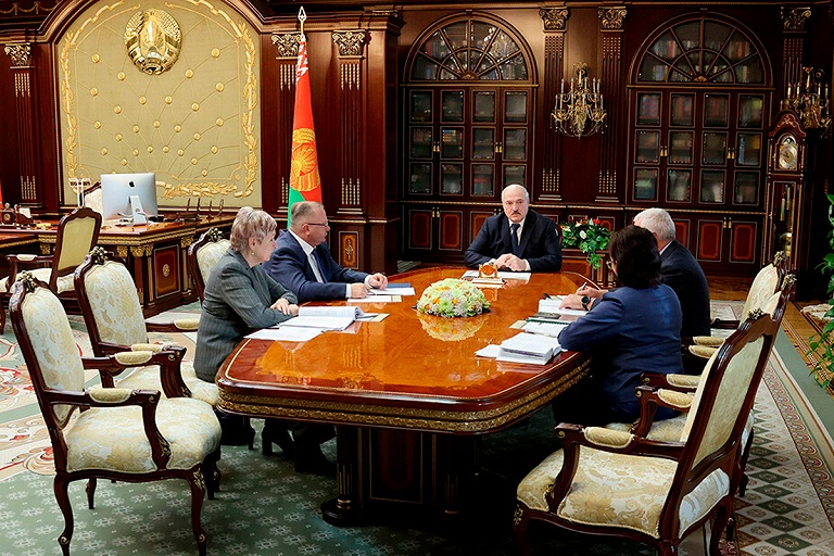 Лукашенко призвал легпром занять нишу ушедших из страны фешн-компаний