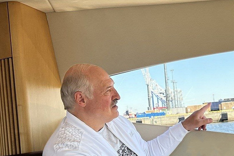 Лукашенко ознакомился с ходом строительства белорусского порта в Бронке