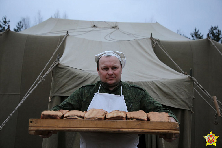 Минобороны показало, как пекут хлеб в чистом поле – фотофакт