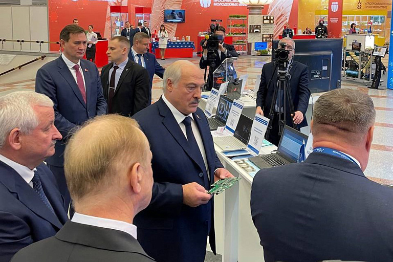 Лукашенко поручил поставить у себя в кабинете компьютер от Horizont