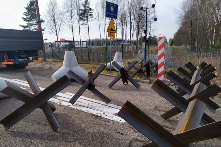 На границе в Польше начали возводить укрепления