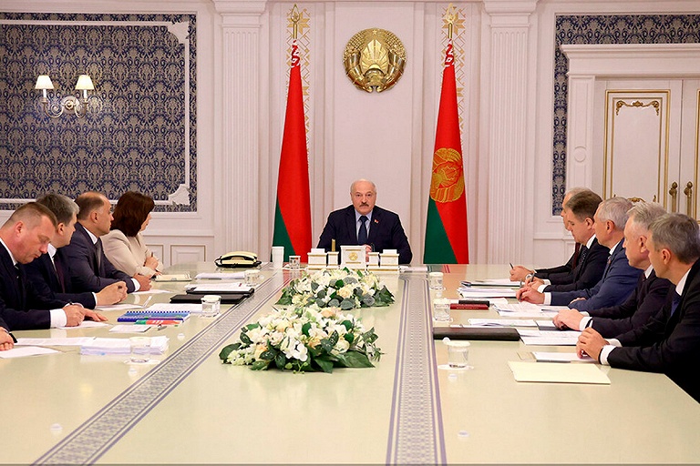 Строго приземлиться: Лукашенко высказался о партийном строительстве
