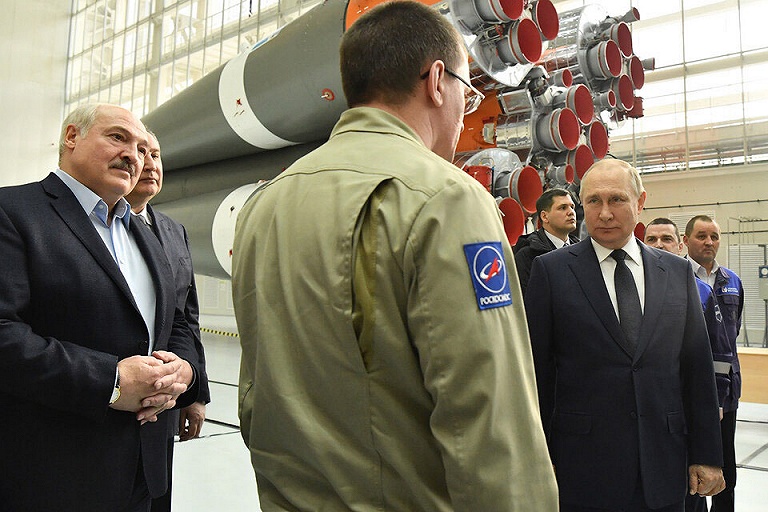 Путин попросил обеспечить подготовку и полет белоруса в космос