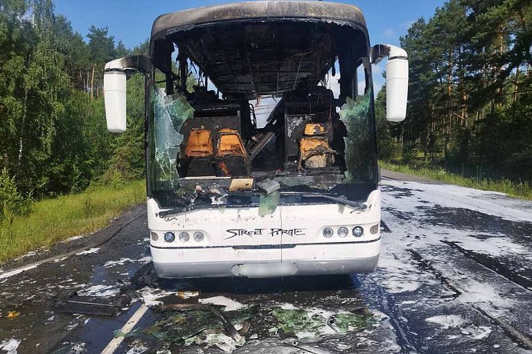 Под Лунинцем сгорел междугородний автобус – видео