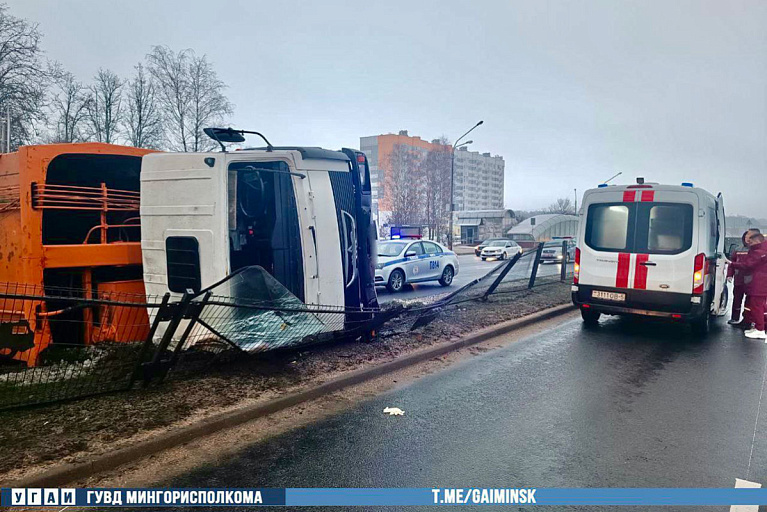 В Минске на проспекте перевернулся мусоровоз