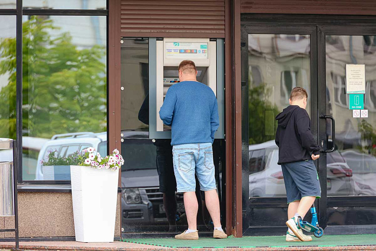 В Беларуси стало можно снимать "наличку" в банкомате без карточки – это как В Беларуси стало можно снимать "наличку" в банкомате без карточки – это как