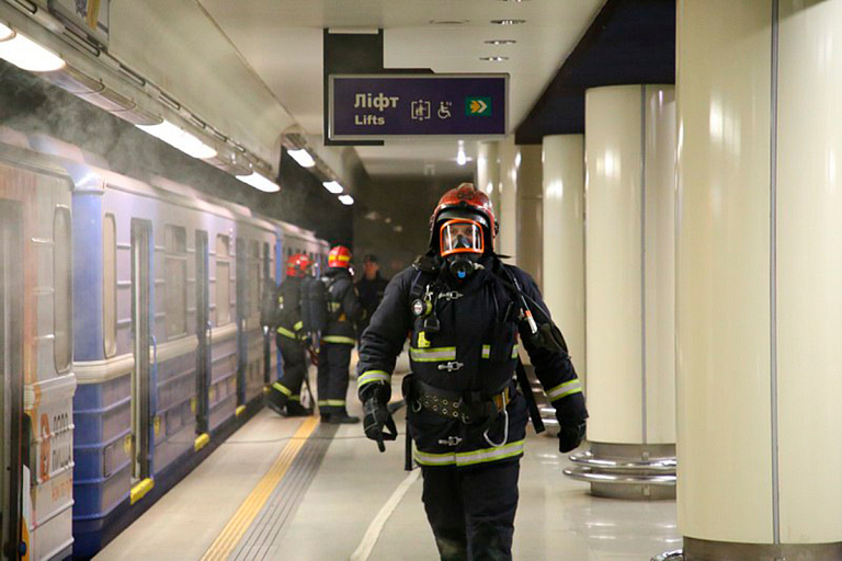 Пришлось войти в горящий вагон: на станции "Михалово" работали спасатели