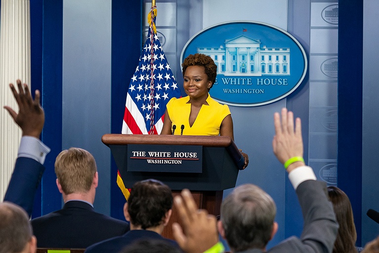 "Лесбиянка, иммигрантка и темнокожая" – представилась новый спикер Белого дома