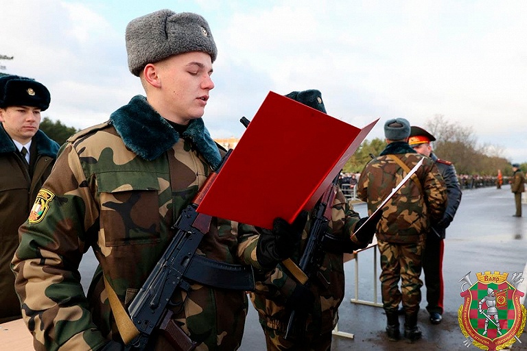 С оружием в руках: новобранцы белорусской армии приняли присягу