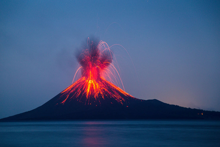 Одиннадцать человек погибли в результате извержения вулкана в Индонезии