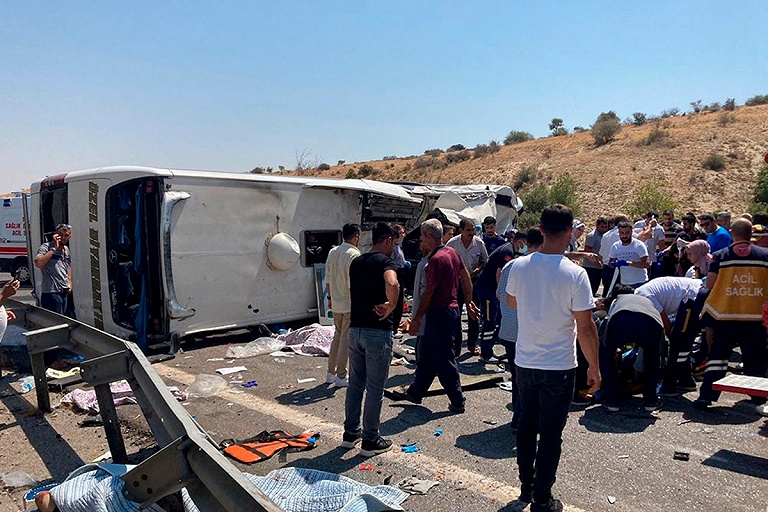 В Турции в ДТП с автобусом погибли 16 человек – видео