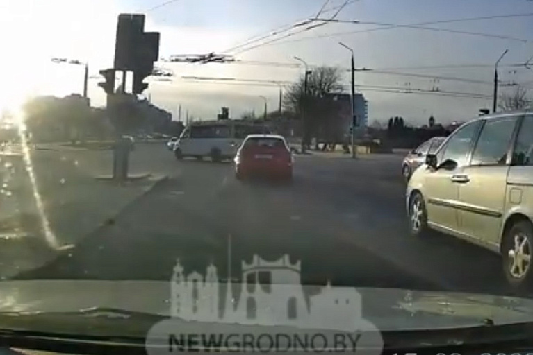 "Чудом разминулись": комбо нарушений на перекрестке в Гродно попало на видео