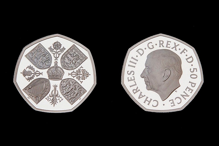 В Великобритании показали монеты с изображением короля Карла III