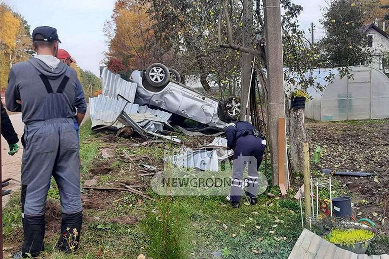 Под Гродно автомобиль залетел прямо в огород