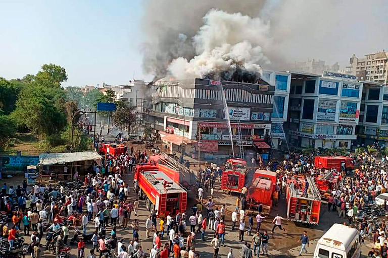 В Индии 27 человек погибли при пожаре в парке аттракционов