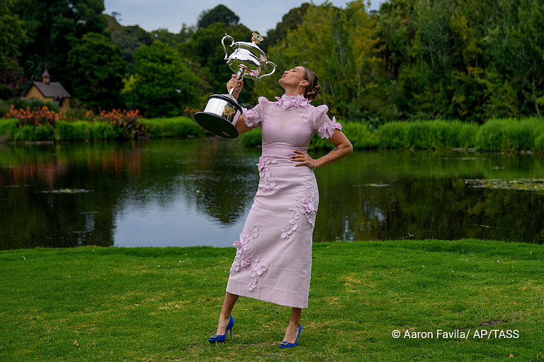 Соболенко показала победную фотосессию: в розовом платье и с шампанским
