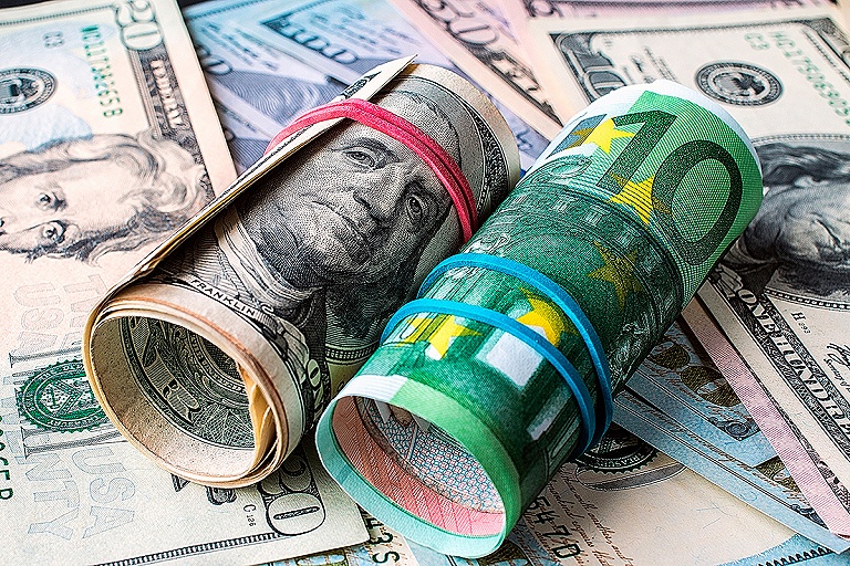 Доллар и евро продолжают расти