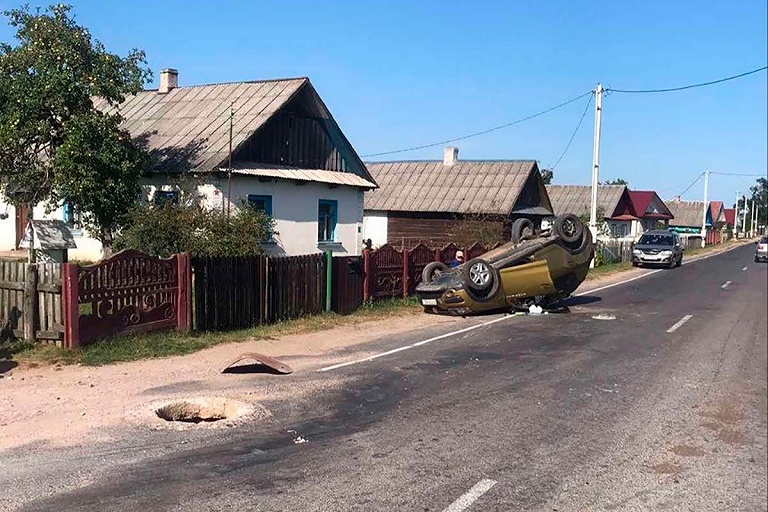 Под Ивацевичами авто перевернулось из-за люка