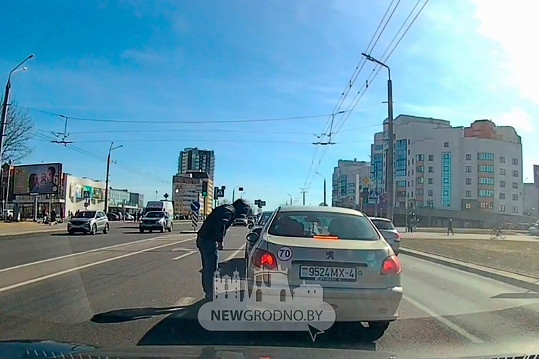 "Подрезал" и вышел на разборки: водитель из Гродно остановил движение в полосе