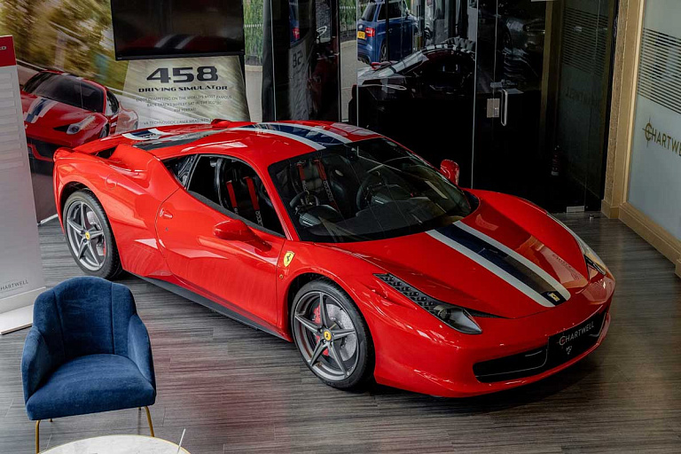 В продаже появилась Ferrari 458 Italia с двумя рулями – выглядит необычно