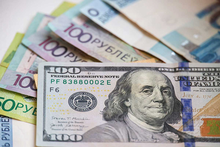 Белорусский рубль минимально укрепился к доллару и евро