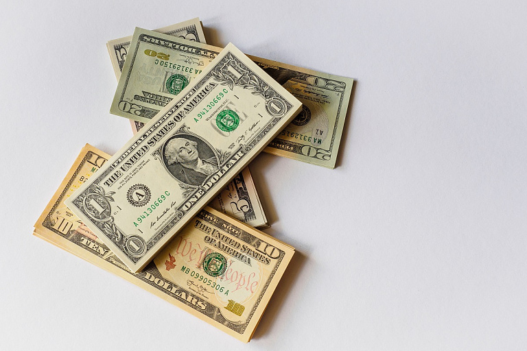 Доллар продолжает дорожать на валютных торгах 27 июня