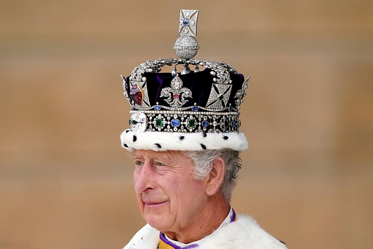 Карл III, будучи принцем Уэльским, получал награду из рук эсэсовца