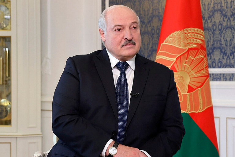 Лукашенко: Украине никто не даст закончить войну