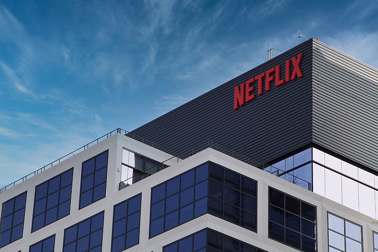 Netflix удалил с платформы десятки фильмов