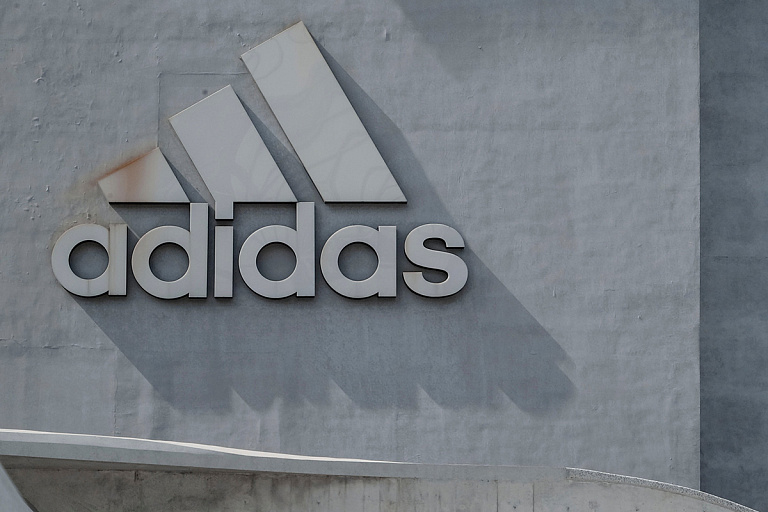 Adidas все же распродаст скандальные кроссовки от Канье