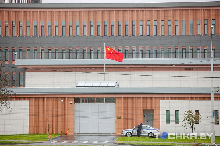 Забор под напряжением и много камер: Китай построил новое посольство в Минске