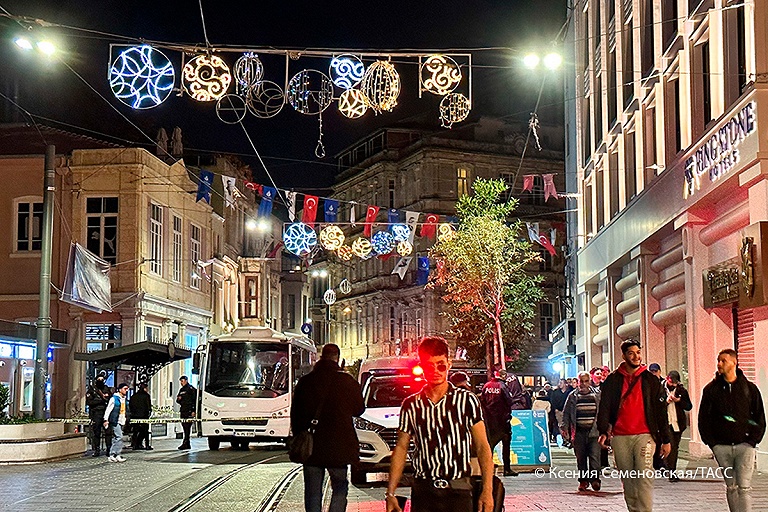 На месте теракта в Стамбуле запретили уличную торговлю