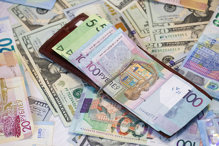 Белорусский рубль укрепился к доллару – курсы валют