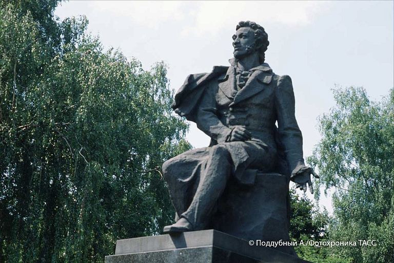 В Киеве демонтировали памятник Александру Пушкину – видео