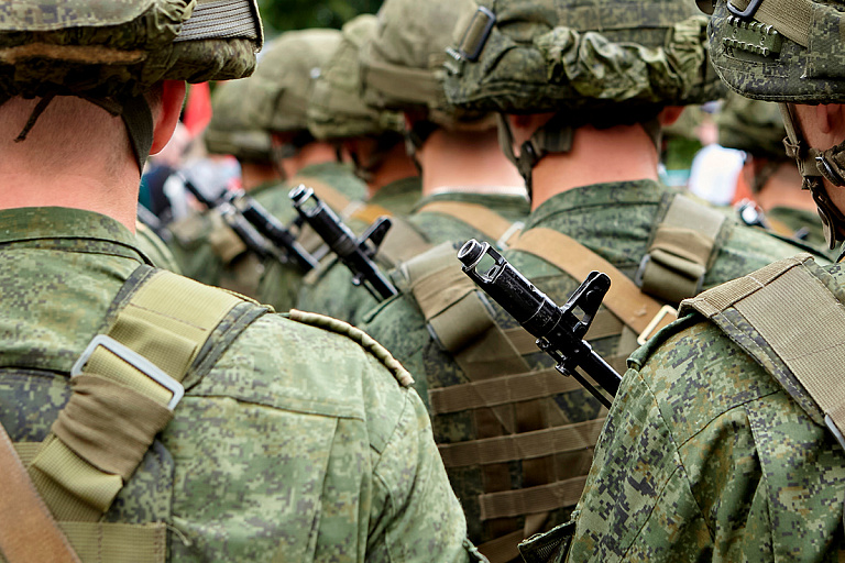 Зрение -4,75 и ожирение: живущего за границей белоруса хотят призвать в армию