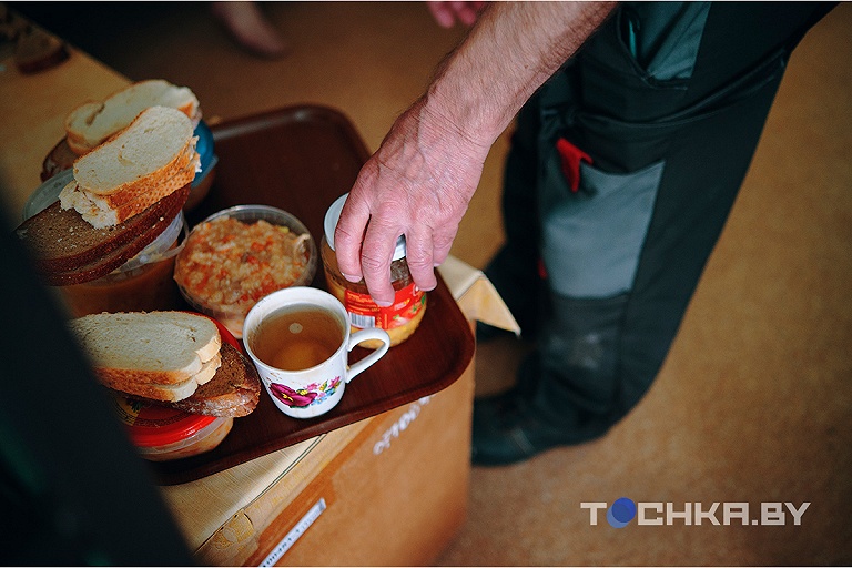 Счастье на дне тарелки: как минские волонтеры спасают бездомных от голода