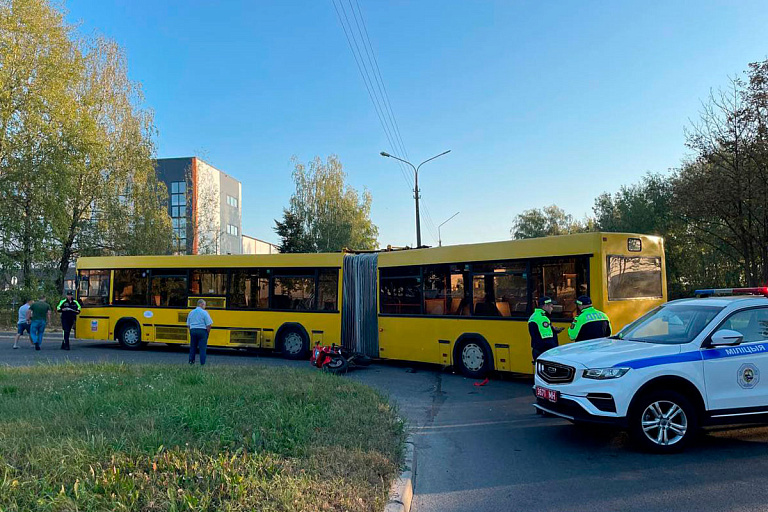 Мотоциклист "поспорил" с автобусом в Минске и проиграл – видео