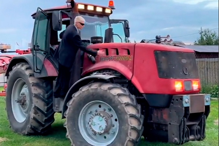С Audi на трактор: белорус-тиктокер выложил новое видео о продаже техники