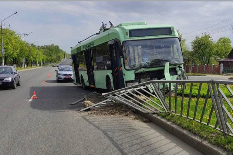 В Могилеве троллейбус протаранил разделительное ограждение