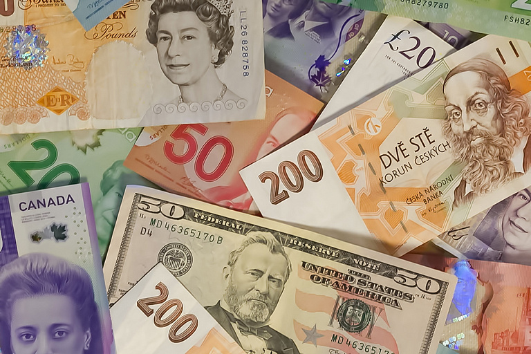 Белорусы в 2023 году купили валюты почти на $8,8 миллиарда