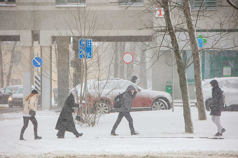 Минск снова накрыло снегопадом – во дворах работает техника